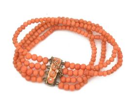 Korall nyaklánc és karkötő szettben, gömb korallokkal d: 7 mm-ig, + egy többsoros korall nyaklánc