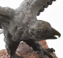 1942 MOVE (Magyar Országos Véderő Egyesület) elismerés. Bronz sas, faragott süttői vörös márvány ala...