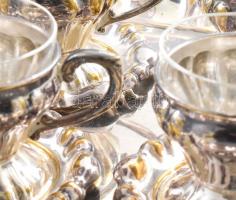 Ezüstözött alpakka hatszemélyes kávés szett, üveg betétekkel, tálcán, kopással, 34x25 cm