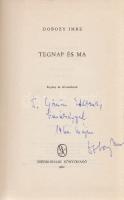 Dobozy Imre: Tegnap és ma. Regény és elbeszélések. (Dedikált.) (Budapest), 1960. Szépirodalmi Könyvkiadó (Egyetemi Nyomda). 369 + [3] p. Első kiadás. Dedikált: ,,Gömöri Editnek, barátsággal. 1960. május, Dobozy Imre". Az egykori falukutató, szovjet katona, MKP-titkár, újságíró,szerkesztő, a Magyar Írók Szövetsége főtitkárának regénye és elbeszélései a vidéki szövetkezesítés világáról. Oldalszámozáson belül Vincze Lajos szövegközti rajzaival. Aranyozott, enyhén foltos kiadói egészvászon kötésben, Vincze Lajos grafikájával illusztrált kiadói védőborítóban. Jó példány.