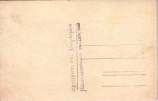 Hajdúszoboszló, Gyógy-Strand fürdő bejárata előtti park, autóbusz és autó parkoló vendégekkel. Petrá...