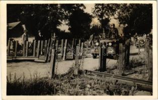 1940 Erdély felszabadulásának emlékére. Honvédeink átlépik a trianoni határt, katonák autóban / Entry of the Hungarian troops, crossing the Transylvanian border, soldiers in automobile