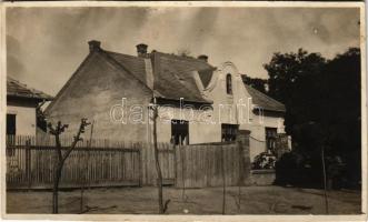 1925 Udvard, Dvory nad Zitavou; ház az utcáról nézve / street, house. photo (vágott / cut)