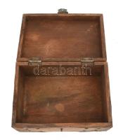 Antik faláda. Fém veretekkel, korrózióval, tetején befoglalt üveglap díszítéssel, 25x13x18 cm