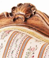 Oldalszék. cca 18. sz. vége - 19. sz. eleje, magyar, faragott diófa(?). Kagylómintás támlalezárással...