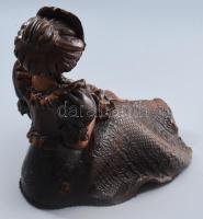 U.M. jelzéssel: Lány, virágcsokorral. Mázas keármia, jelzett, minimális lepattanásokkal 23x25 cm