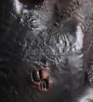 U.M. jelzéssel: Lány, virágcsokorral. Mázas keármia, jelzett, minimális lepattanásokkal 23x25 cm