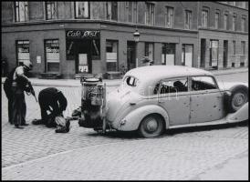 cca 1942 Vélhetően ez egy gázüzemű automobil, amit szétlőttek, 1 db modern nagyítás, jelzés nélkül, 15x21 cm