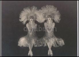 cca 1920 Dolly Sisters (korábban Deutsch Rózsi és Deutsch Janka) balassagyarmati ikertestvérek, akik táncosként, énekesként, színészként szereztek világhírnevet az 1910-es, 1920-as években, 1 db modern nagyítás, jelzés nélkül, 15x21 cm