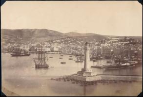 cca 1900 Kikötő vitorlás hajókkal és világítótoronnyal, nagyméretű fotó, hátoldalán ragasztás nyomaival, 29,5x20 cm