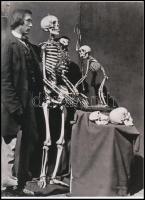 cca 1860 ,,Az ember fejlődése - egy antropológus és a barátai", 1 db modern nagyítás, jelzés nélkül, 21x15 cm