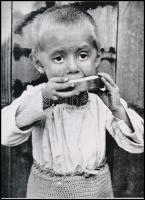 cca 1930 Kálmán Kata (1909-1978) fotóriporter és fotóművész felvétele, 1 db modern nagyítás, jelzés nélkül, a néhai HA-FA könyvsorozat illusztrálására gyűjtött fényképek archívumából, 21x15 cm