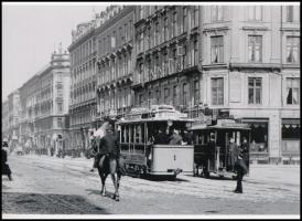 1897 Dánia, ritka pillanat egy - a közösségi közlekedésben - korszakváltásnak tekinthető időből: az omnibusz (ló vontatta személyszállító jármű) és a (még) vezeték nélküli, sínen közlekedő villamos (ún. savas villamos) egymás mellett, 1 db modern nagyítás egy közlekedéstörténeti hagyatékból, jelzés nélkül, 15x21 cm