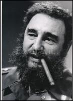 cca 1965 Fidel Castro (1926-2016) forradalmár, politikus, Kuba miniszterelnöke, jelzés nélküli portré, modern nagyítás Kotnyek Antal (1921-1990) budapesti fotóriporter hagyatékából, aki a Budapesten is bemutatott Kuba kiállítás fotóanyagát készítette, 21x15 cm