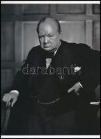 1941 Yousuf Karsh (1908-2002) örmény származású kanadai fotóművész felvétele Winston Churchill-ről, 1 db modern nagyítás a néhai FOTÓ újság (1954-1989) archívumából (amely a Lapkiadó Vállalat lapcsaládjához tartozott), jelzés nélkül, 21x15 cm