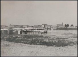 cca 1900 Szeged, a Tiszán úszóházak (strand), a parton öltözőfülkék, a túlparton pedig egy épületen (a gyárkéménytől jobbra) a Pick neve olvasható ki nagyítóval, 1 db modern nagyítás, jelzés nélkül, 15x21 cm