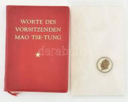 [Mao Ce-tung]: Worte des Vorsitzenden Mao Tse-Tung. (Minikönyv). Peking, 1968, Verlag für Fremdsprachige Literatur. Német nyelven. Kiadói papírkötés, kiadói nylon védőborítóban. + Mao Ce-tung jelvény, d: 19 mm