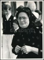 1975 Kresz Albert (1939-2020) gödöllői fotóművész hagyatékából 1 db vintage fotóművészeti alkotás, jelzés nélkül, de általa feliratozva (Vankóné Dudás Juli (1919-1984) festő- és népművész aszódi kiállításának megnyitóján), 18x24 cm