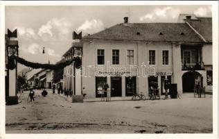 1938 Rozsnyó, Roznava; bevonuláskori díszkapu, Neumann Lajos utóda Ehrenfeld M., Seidl E. mészáros és hentes üzlete, virágbolt / entry of the Hungarian troops, decorated gate, shops, butcher