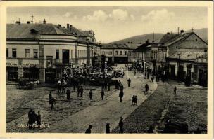 Huszt, Chust, Khust; Fő tér, busz, Beregi-Munkácsi Bank, Weinberger zsidó kóser üzlete / Námestí / main square, autobus, bank, Jewish Kosher shop