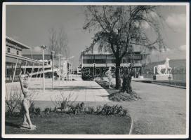 1939 Zürich, Schweizerischen Landesausstellung (Svájci Országos Kiállítás), kiállítási tér épületekkel és szobrokkal, sajtófotó, a hátoldalon pecséttel jelzett, 18x13 cm