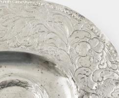 Ezüst (Ag) Ampolna-tartó tál. Nagyszeben, 17. sz. Pontsoros díszítéssel lezárt vastag virágdíszes pe...