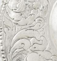 Ezüst (Ag) Ampolna-tartó tál. Nagyszeben, 17. sz. Pontsoros díszítéssel lezárt vastag virágdíszes pe...