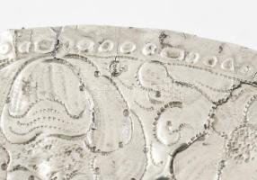 Ezüst (Ag) Ampolna-tartó tál. Nagyszeben, 17. sz. Pontsoros díszítéssel lezárt vastag virágdíszes pe...