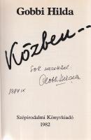 Gobbi Hilda: Közben... (Dedikált.) (Budapest), 1982. Szépirodalmi Könyvkiadó (Dabasi Nyomda). 328 + [8] p. Első kiadás. Dedikált: ,,Sok szeretettel: Gobbi Hilda. 1984. IX". Oldalszámozáson belül számos felvétellel kísért, korrajzba ágyazott színészi önéletrajz. Kiadói kartonkötésben, illusztrált, enyhén sérült kiadói védőborítóban. Jó példány.