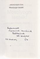 Janikovszky Éva: Mosolyogni tessék! [Réber László rajzaival.] (Dedikált.) (Budapest, 1998). Móra Ferenc Ifjúsági Könyvkiadó (Alföldi Nyomda Rt.) 156 + [4] p. Első kiadás. Dedikált: ,,Legkedvesebb sógoromnak - komámnak, Rablacinak sok szeretettel: Éva. 98 Karácsony". Janikovszky Éva életrajzi ihletésű humoreszkjeit Réber László grafikái kísérik. Réber László színes rajzával illusztrált kiadói kartonkötésben. Jó példány.