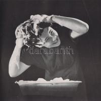 Cosmétiques Hongrois. A Chemolimpex Vegyiáru Külkereskedelmi Vállalat francia nyelvű, színes termékk...