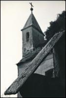 cca 1970 Dr. Zala Sándor budapesti fotóművész hagyatékából 1 db vintage fotóművészeti alkotás (Temetőben), pecséttel jelzett, feliratozva, ezüst zselatinos fotópapíron, 23,8x16 cm