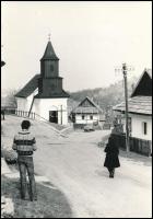 cca 1976 Surány Gábor (Budapest) feliratozott, vintage fotóművészeti alkotása (Hollókő), ezüst zselatinos fotópapíron, 24,2x17 cm