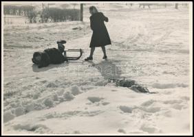 cca 1965 Krisch Béla kecskeméti fotóművész hagyatékából 1 db vintage fotóművészeti alkotás (A tél örömei), feliratozva, ezüst zselatinos fotópapíron, 12,9x18 cm