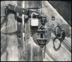 cca 1975 Kocsis Balázs (Székesfehérvár) feliratozott, vintage fotóművészeti alkotása (Zárt kapu), ezüst zselatinos fotópapíron, 11,6x13,7 cm