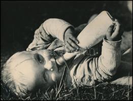 cca 1934 Seiden Gusztáv (1900-1992) budapesti fotóművész felvétele, 1 db vintage fotó (Gyermek, cumisüveggel), jelzés nélkül, ezüst zselatinos fotópapíron, a róla szóló könyv egyik illusztrációja volt, 18x24 cm