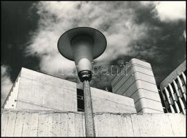 cca 1977 Kriss Géza (?-?) budapesti fotóművész által aláírt, vintage fotóművészeti alkotás (Modern épületek), ezüst zselatinos fotópapíron, 17,7x24 cm