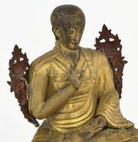 Ülő láma. Tibet, 19. sz vége, rézlemez, lezárt, pótolt, hiányos, kopással, m: 18 cm