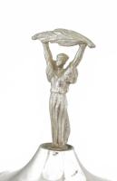 Fém kupa/serleg, tetején miniatűr Szabadság-szoborral, XX. sz. közepe-második fele. Jelzés vagy feli...