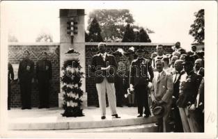 1936 Győr, Olimpiai fáklyafutás, Späth Gyula polgármester és a várakozó tömeg a maratoni futó megérkezésekor. photo (Győrben páratlan dolog történt, ugyanis addig kizárólag férfiakból állt a staféta, de Győr városában három hölgy is részt vett a futásban: Dukesz Márta teniszező, Jungi Istvánné korcsolyázó, valamint Kiss Károlyné tánctanár)