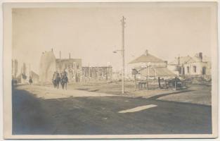 1918 Csíkszereda, Miercurea Ciuc; Juhász alezredes amint a 16. ezred élén vonul át a még füstölgő romok között / WWI military destruction, soldiers passing the ruins. photo