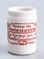 cca 1910 Korányi-féle Kámforos arckrém gyógyszertári porcelán tégely, hibátlan, m: 5,5 cm