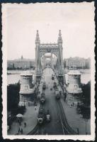 cca 1930-1940 Bp., a régi Erzsébet híd, villamosokkal, fotó, hátoldalán albumba ragasztás nyomaival, 9x6 cm