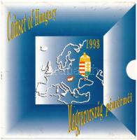 1993. 10f-200Ft (11xklf) forgalmi sor &quot;Magyarország pénzérméi&quot; karton dísztokban, egy lapos verzió, benne 200Ft Ag &quot;MNB&quot; T:BU kis patina, a belső tok ragasztása részben elengedett, külső tokon szennyeződés Adamo FO26