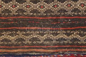 Afgán Beludzs gyapjú szőnyeg, szőttessel lezárva a két végén. 85x165 cm Jó állapotban, falon volt, a...