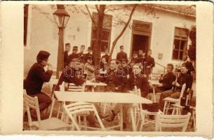 1912 Wiener Neustadt, Bécsújhely; K.u.k. Theresianische Militär-Akademie, Bier trinkende Soldaten / restaurant garden, soldiers of the military academy drinking beer. photo (EK)