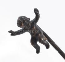 Antik ezüst (Ag) bross, nyakkendőtű puttó figurával, jelzés nélkül. 1,87 g 6 cm