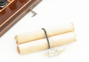 Sakk készlet faragott fa, hozzá kocka készlet új állapotban