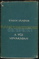 Rákos Sándor: A tűz udvarában. Versek. (DEDIKÁLT). Bp., 1957, Szépirodalmi Könyvkiadó. Első kiadás. Kiadói papírkötés, kissé sérült kiadói papír védőborítóban. Megjelent 1000 példányban. A szerző, Rákos Sándor (1921-1999) költő, műfordító, esszéíró által DEDIKÁLT példány.