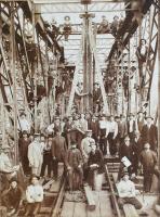 cca 1900 Trencsén, Felvidék, Vág folyó feletti híd építésén résztvevő munkások csoportképe, kartonra...